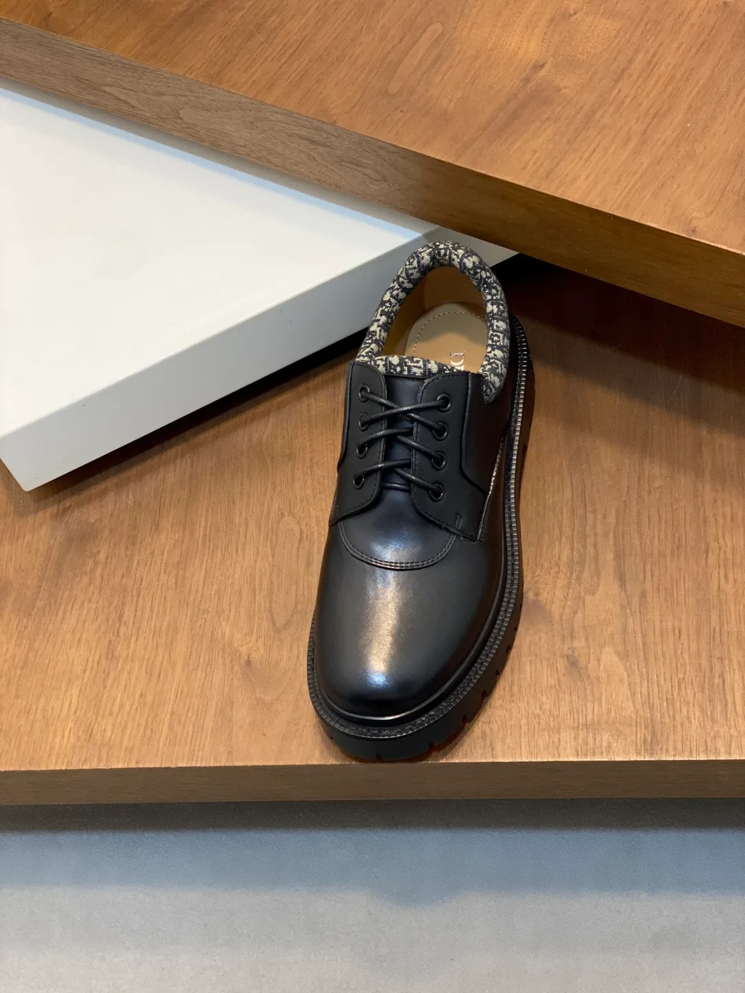 [DIOR] Top P: 820💰 Size: 39-44 (38.45. Can be customized) 2025ss Dior Dio* - Autumn and winter luxury men's moccasin shoes, purely handmade, both inside and outside are imported first-layer cowhide, high-end boutique and exquisite craftsmanship. Original TPU combination outsole. Wear a noble gentleman's taste. The best last type has been carefully debugged. Comfortable.